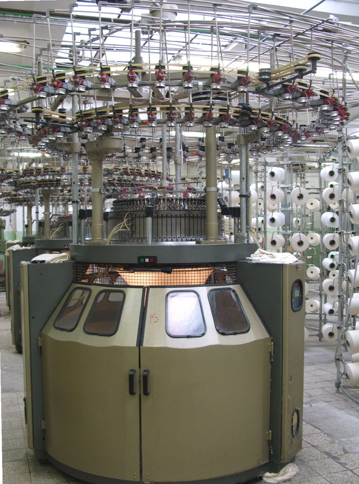 Circular knitting machine producing knitted fabric